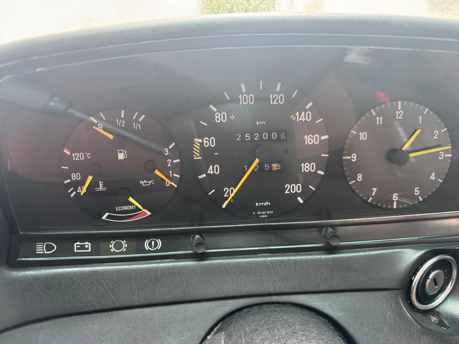 MERCEDES-BENZ 230 E-image-8