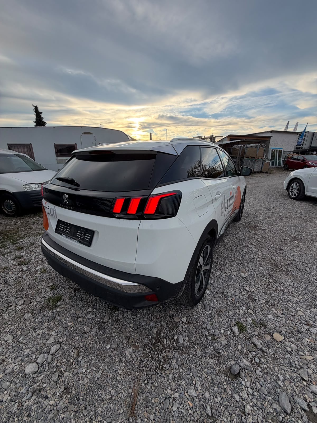PEUGEOT 3008 1.2 PureTech Business Line EAT-image-1