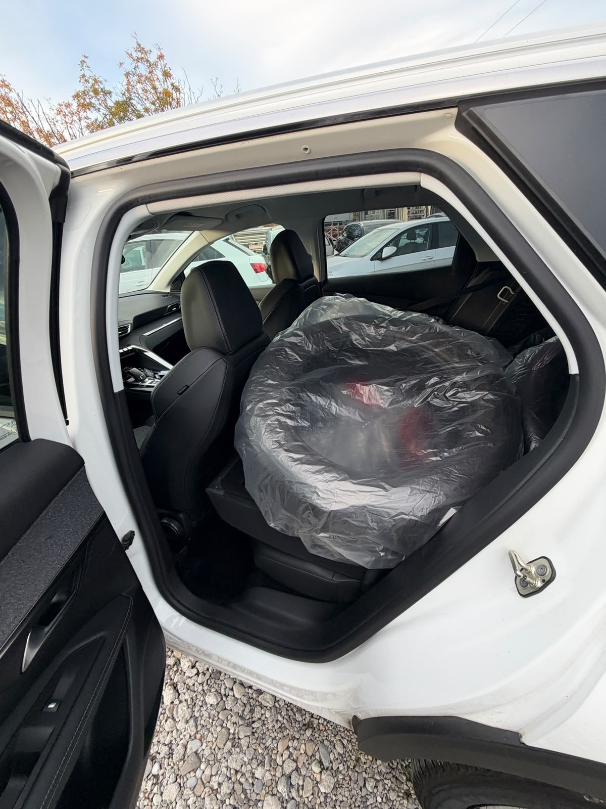 PEUGEOT 3008 1.2 PureTech Business Line EAT-image-10