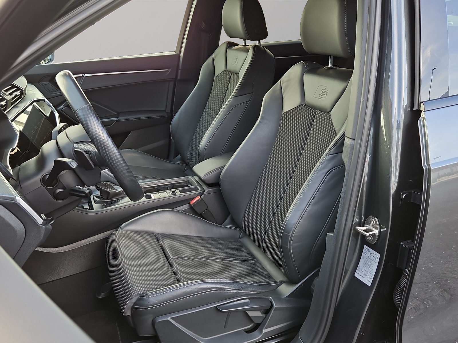 AUDI Q3 35 TFSI S line Attraction S-tronic-image-4