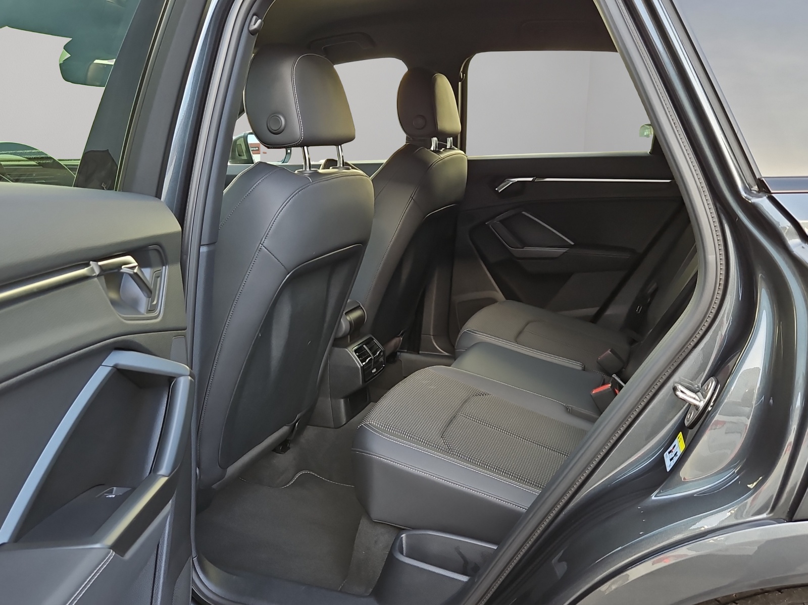 AUDI Q3 35 TFSI S line Attraction S-tronic-image-11