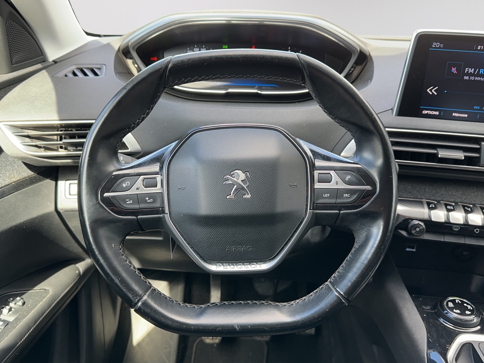PEUGEOT 3008 1.2 PureTech Allure-image-9