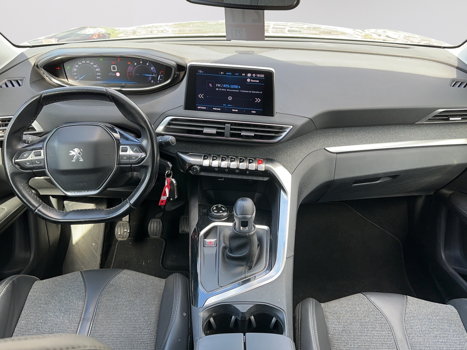 PEUGEOT 3008 1.2 PureTech Allure-image-8