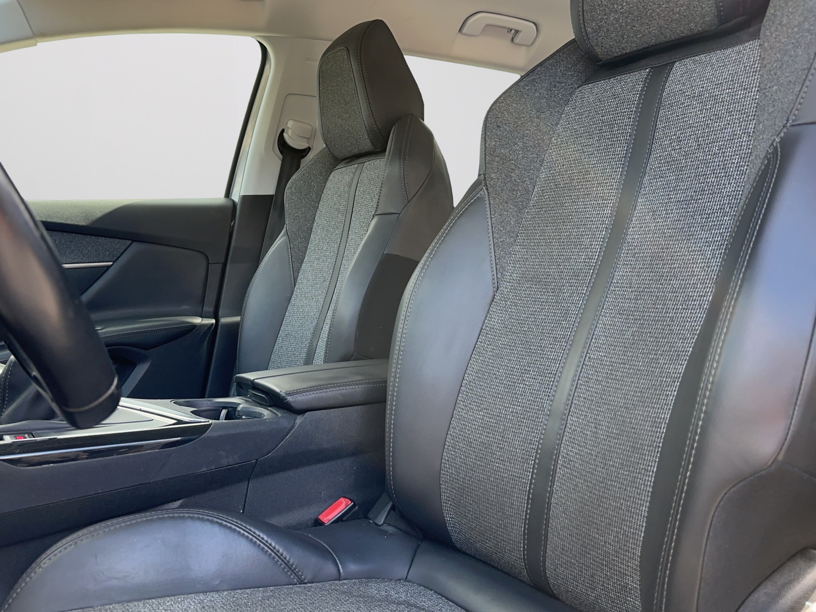 PEUGEOT 3008 1.2 PureTech Allure-image-10