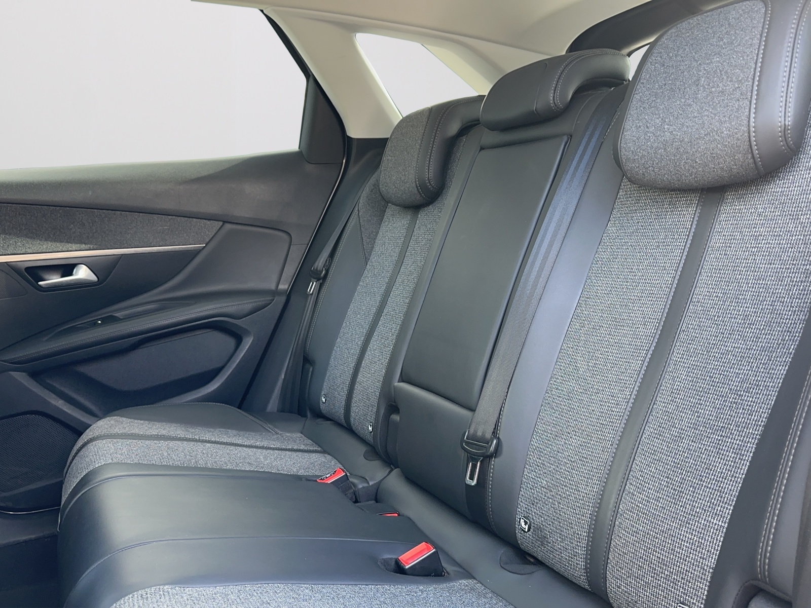 PEUGEOT 3008 1.2 PureTech Allure-image-11
