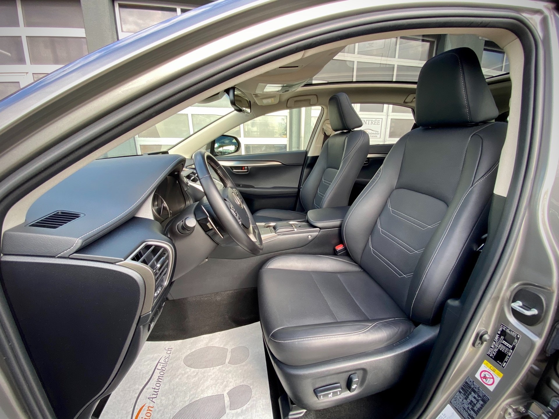 LEXUS NX 300h Diamond E-Four Automatic - Véhicule Suisse (CH)-image-10