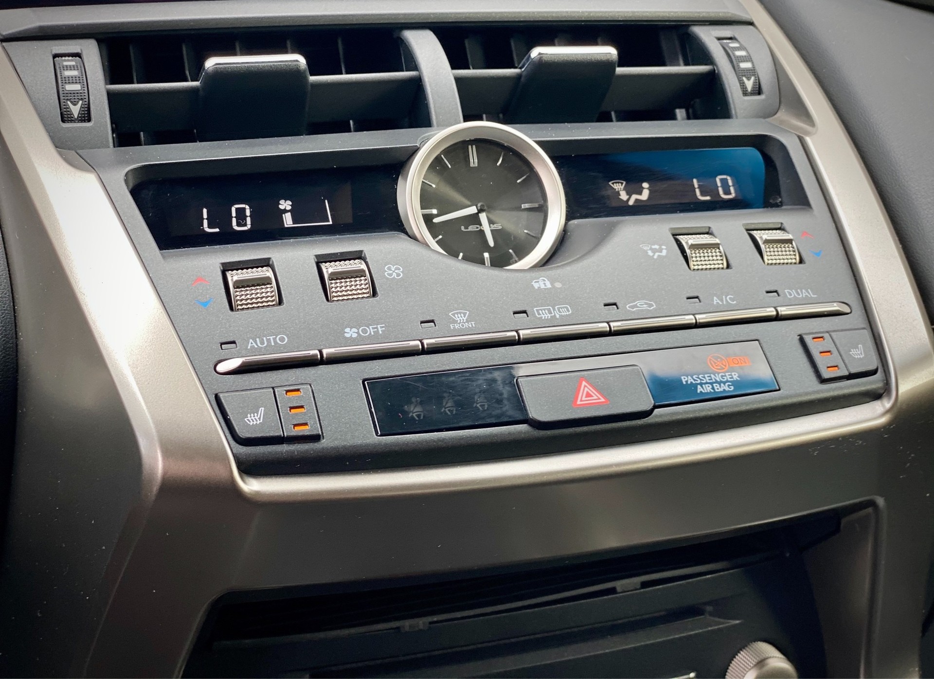 LEXUS NX 300h Diamond E-Four Automatic - Véhicule Suisse (CH)-image-13
