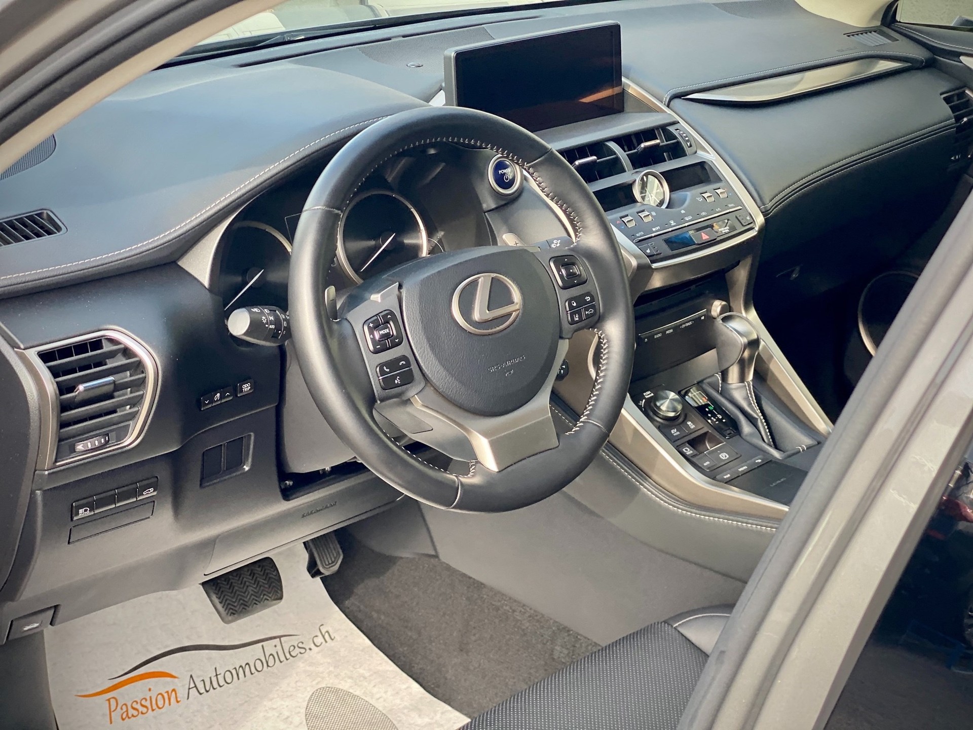 LEXUS NX 300h Diamond E-Four Automatic - Véhicule Suisse (CH)-image-9