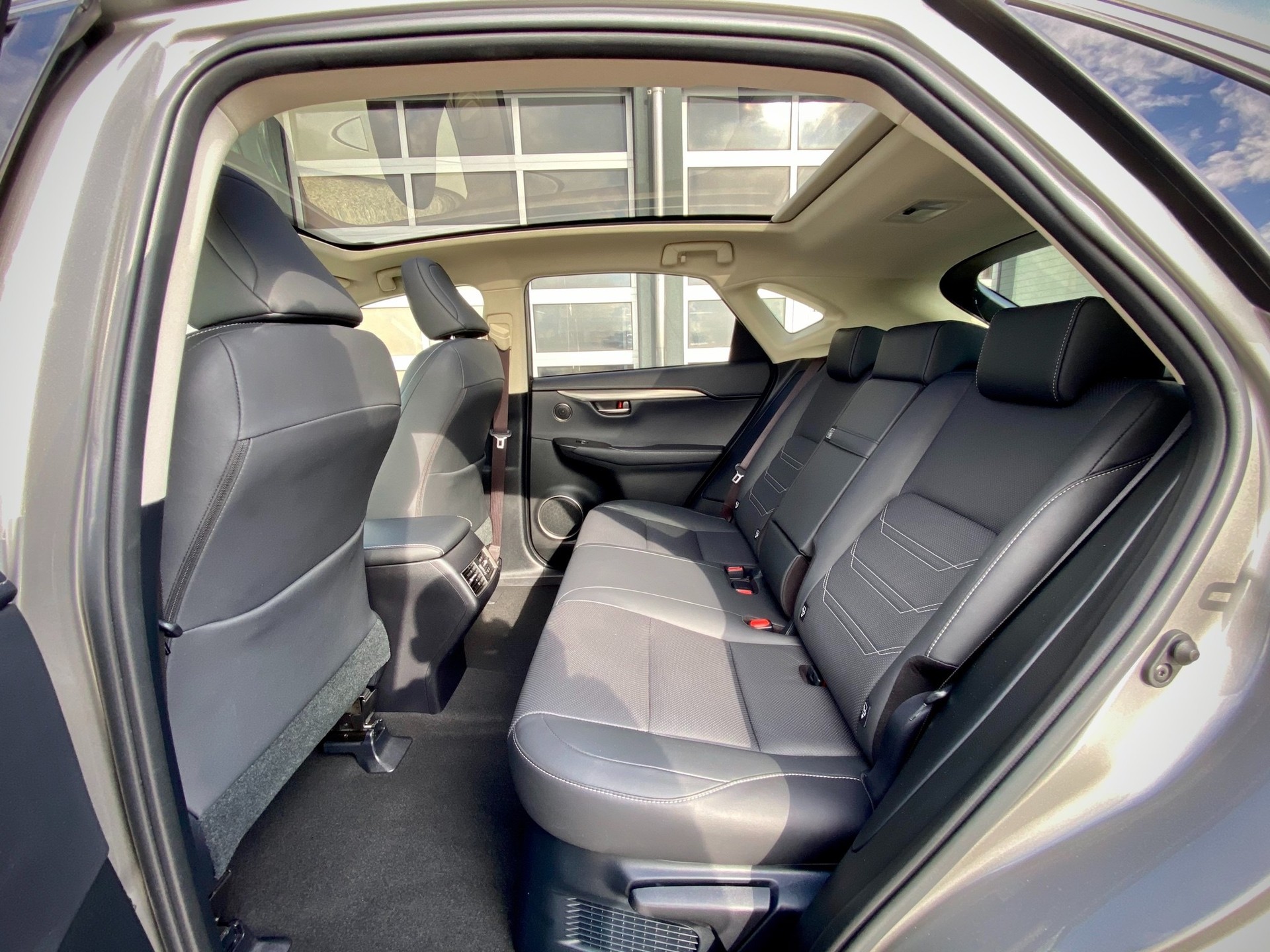 LEXUS NX 300h Diamond E-Four Automatic - Véhicule Suisse (CH)-image-11