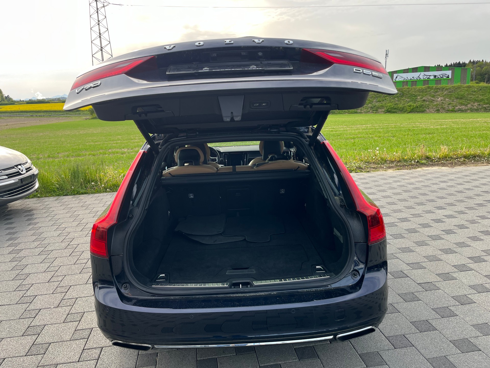 VOLVO V90 D5 AWD R-Design Geartronic Powerpulse-image-9