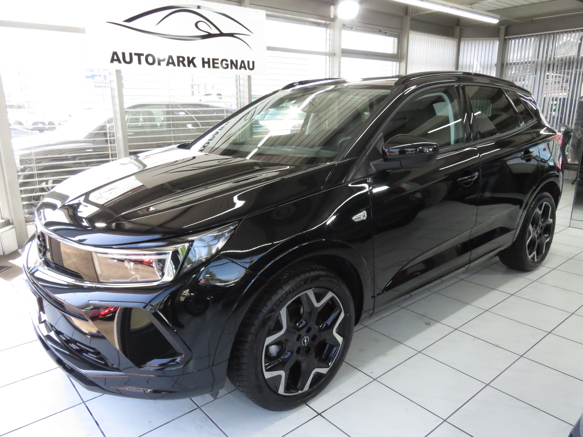 OPEL Grandland 1.2i TP Blitz Automat-image-0