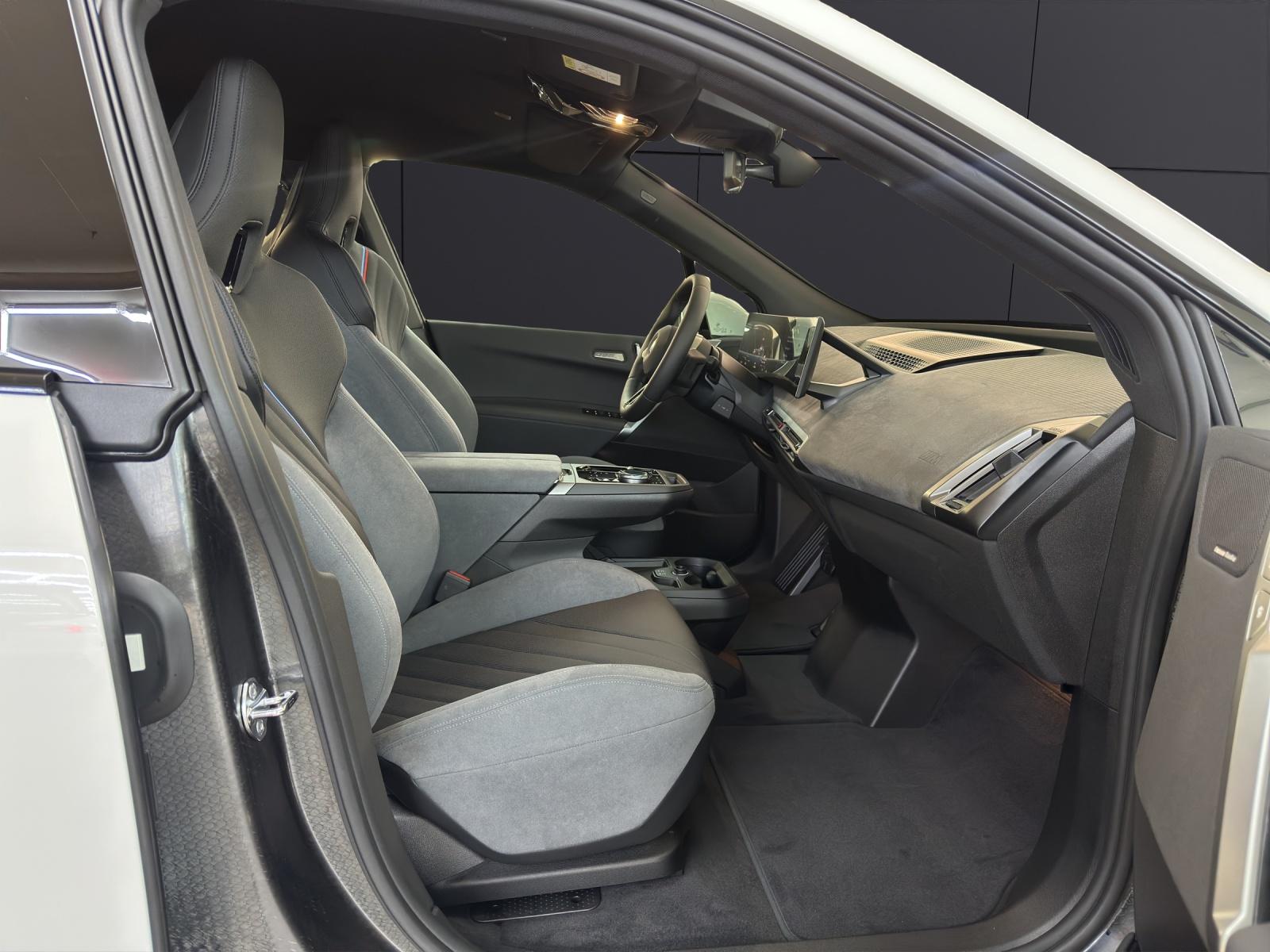 BMW iX xDrive45-image-14