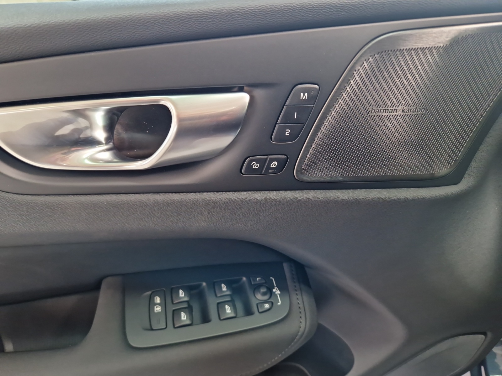 VOLVO XC60 2.0 T6 TE Ultra Bright eAWD-image-12