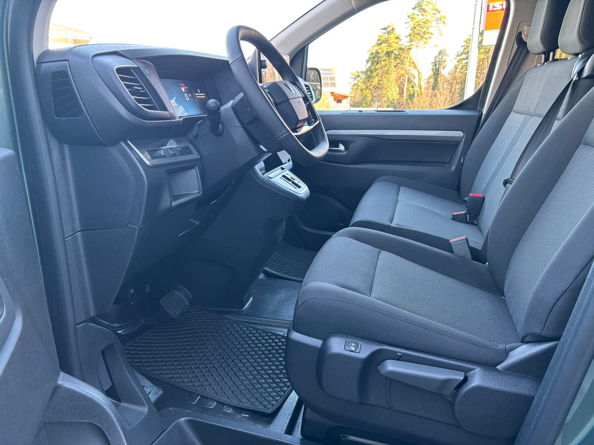 PEUGEOT Traveller Business Standard EAT8-image-10
