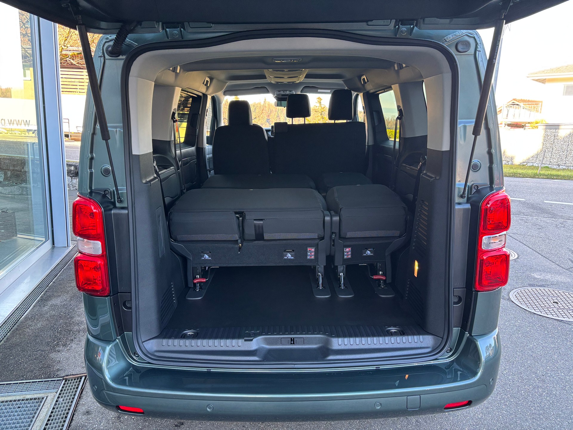 PEUGEOT Traveller Business Standard EAT8-image-4