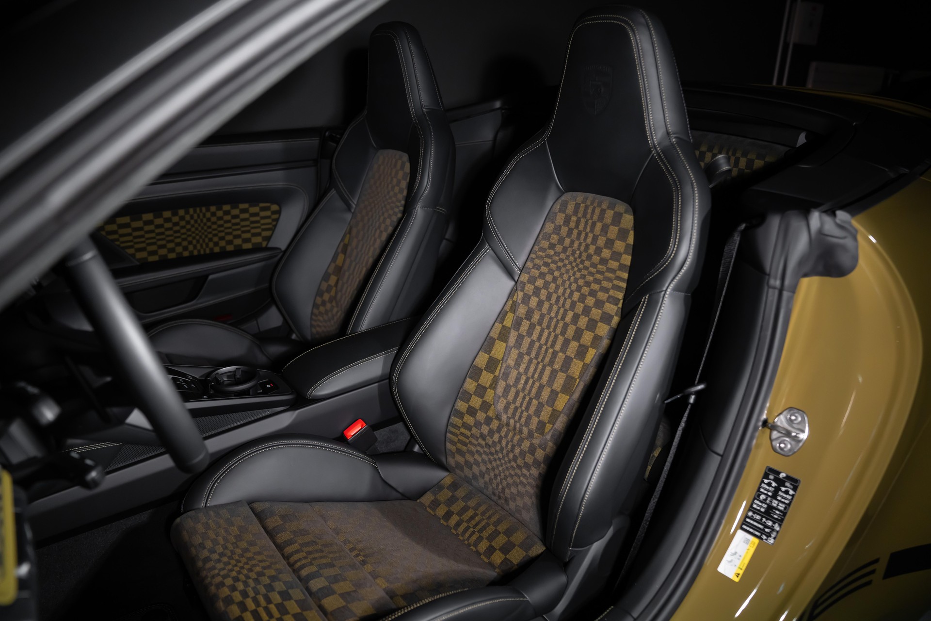 PORSCHE 911 Cabriolet GTS Spirit 70 PDK-image-17