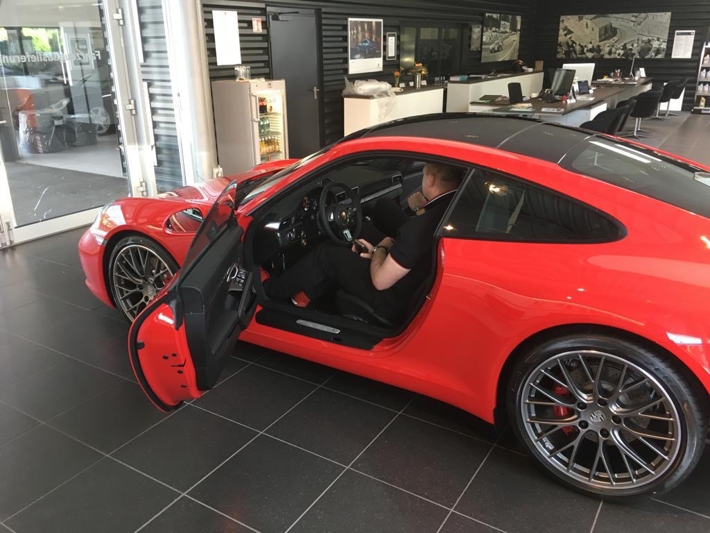 PORSCHE 911 Carrera S-image-2