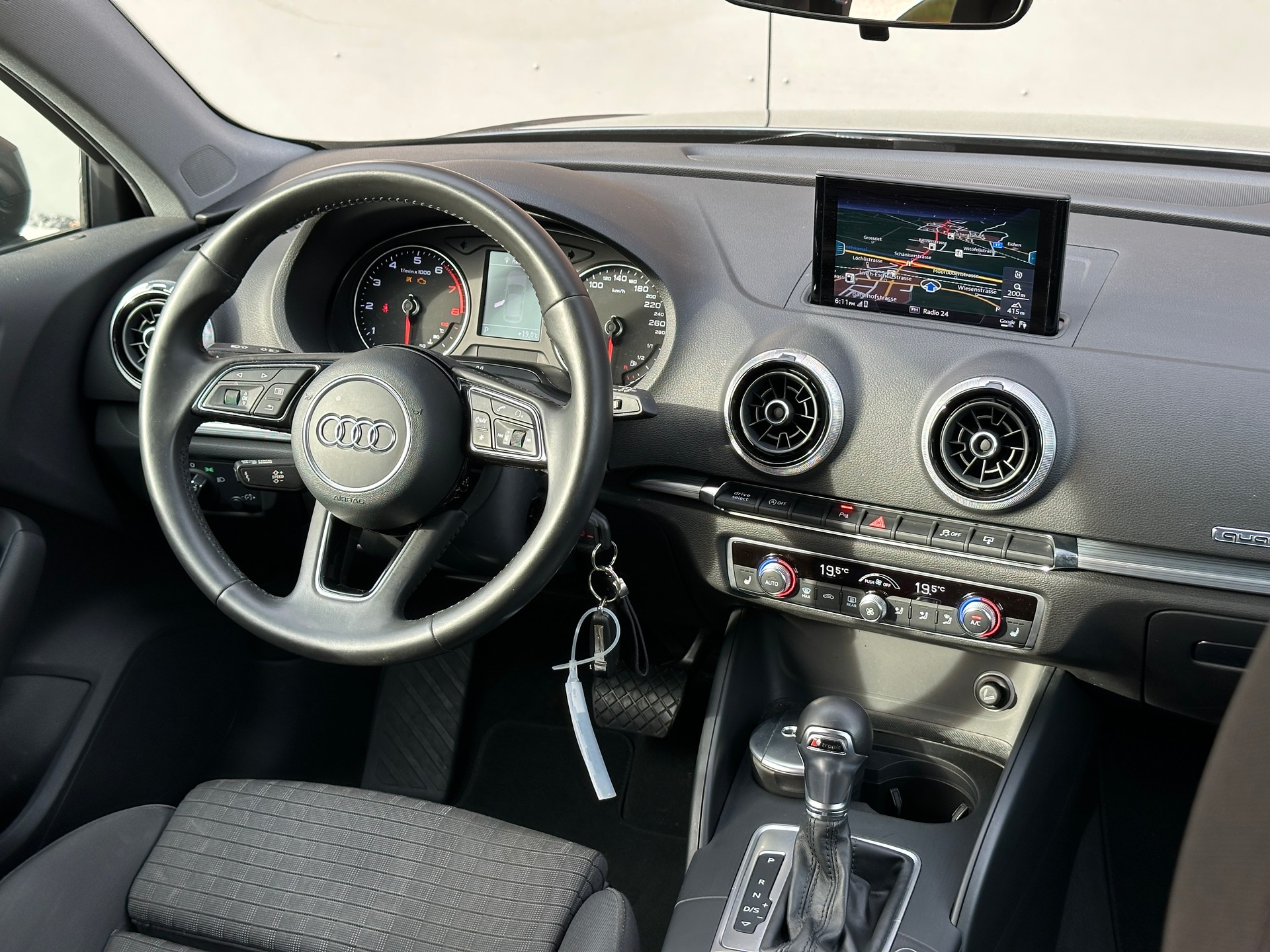 AUDI A3 Sportback 2.0 TFSI Sport quattro S-tronic *Frisch ab MFK + Service*-image-30