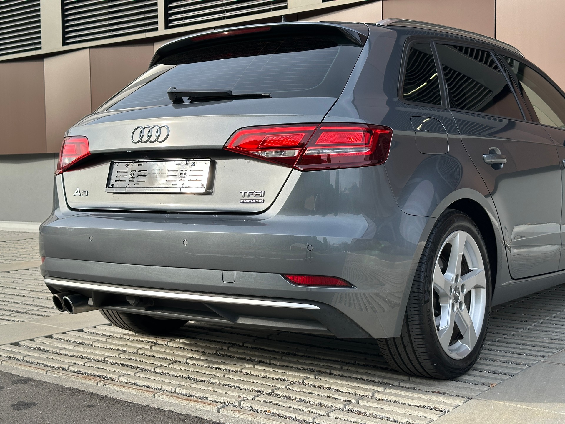 AUDI A3 Sportback 2.0 TFSI Sport quattro S-tronic *Frisch ab MFK + Service*-image-29