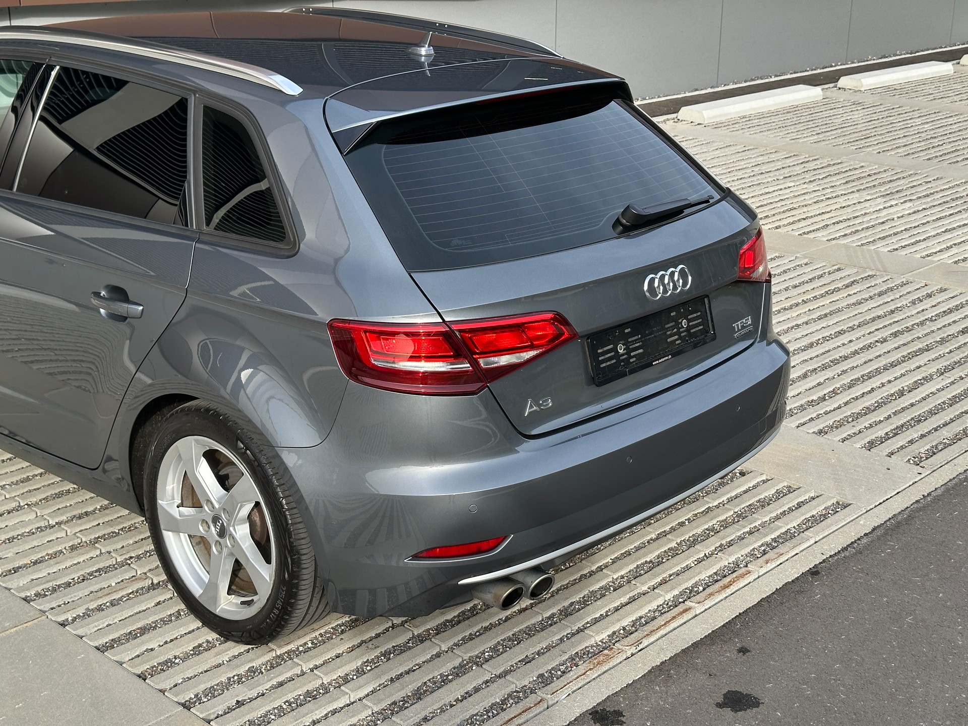 AUDI A3 Sportback 2.0 TFSI Sport quattro S-tronic *Frisch ab MFK + Service*-image-27