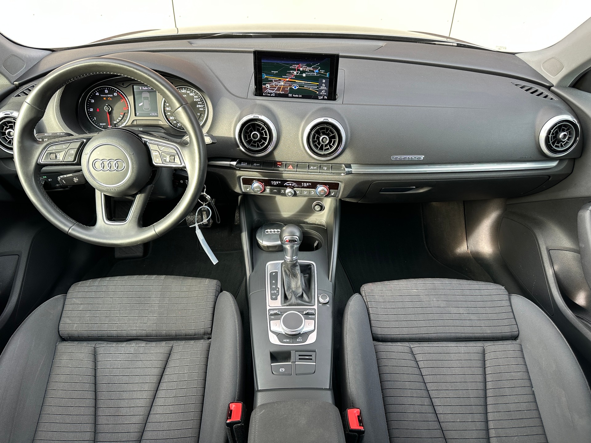 AUDI A3 Sportback 2.0 TFSI Sport quattro S-tronic *Frisch ab MFK + Service*-image-12