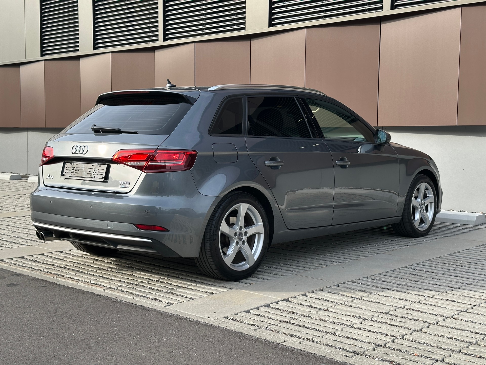 AUDI A3 Sportback 2.0 TFSI Sport quattro S-tronic *Frisch ab MFK + Service*-image-3