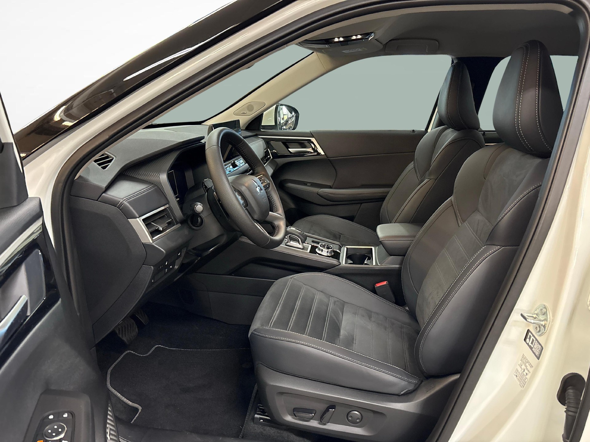 MITSUBISHI Outlander 2.4 PHEV Intense 4x4-image-13