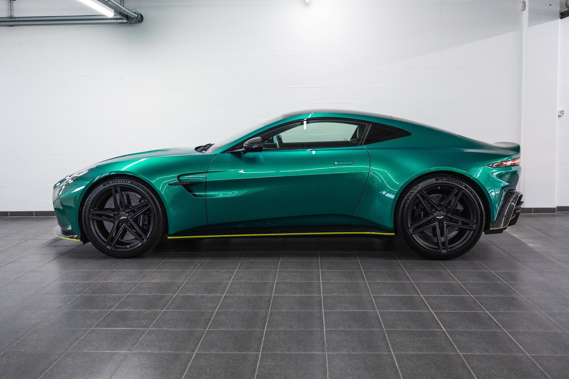 ASTON MARTIN ASTON MARTIN V8 Vantage Coupé 4.0 V8 Bi-Turbo FULL OPTIONS-showroom-element-3