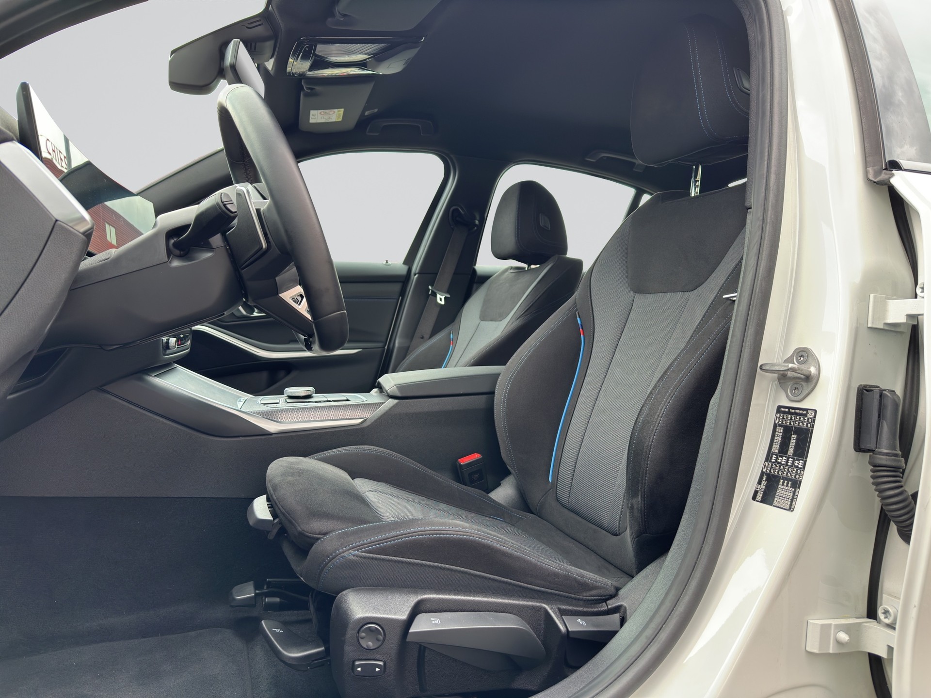 BMW 320i M Sport Steptronic-image-5