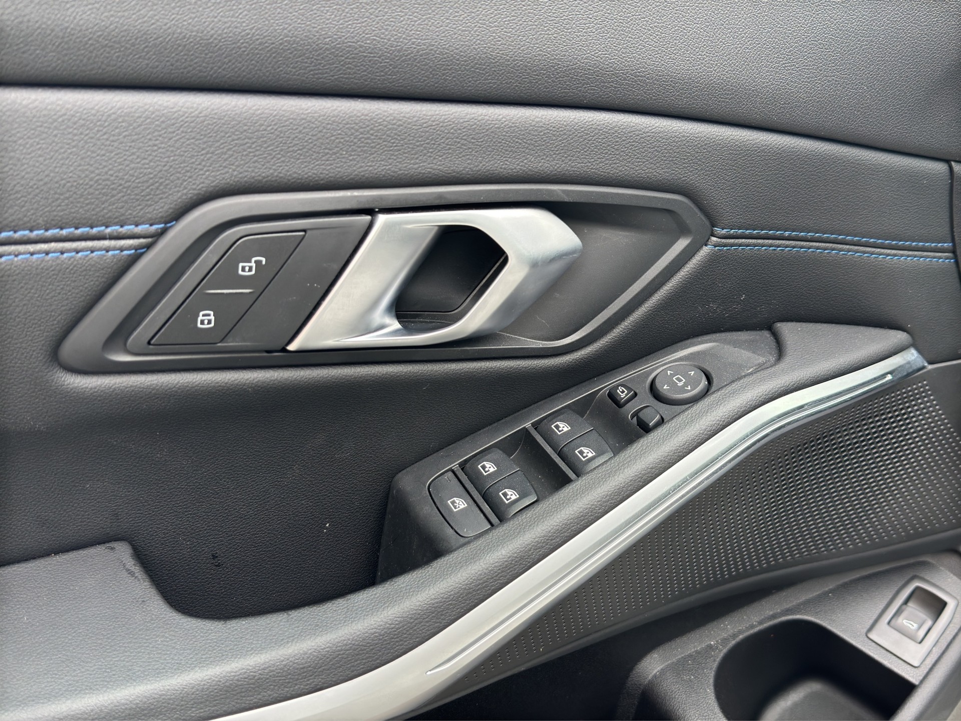 BMW 320i M Sport Steptronic-image-8