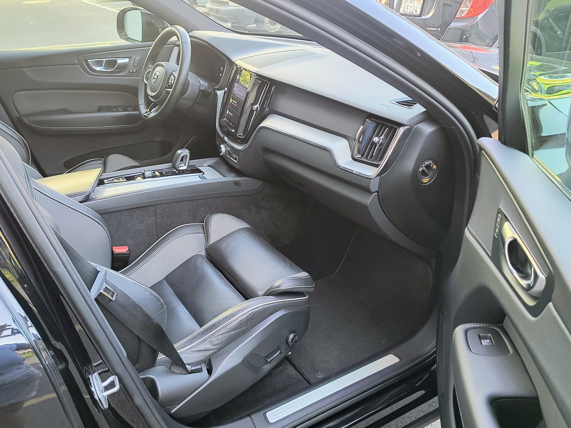 VOLVO XC60 B4 Diesel Mild Hybrid AWD R-Design Geartronic-image-9