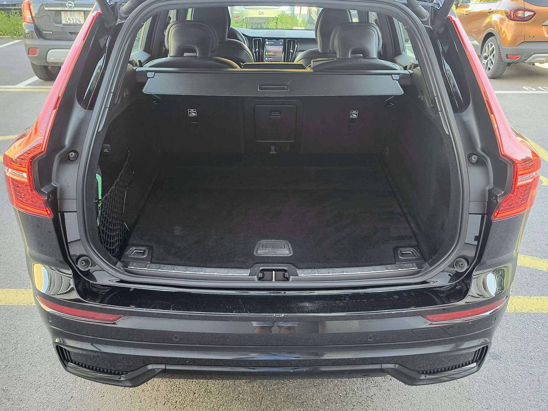 VOLVO XC60 B4 Diesel Mild Hybrid AWD R-Design Geartronic-image-14