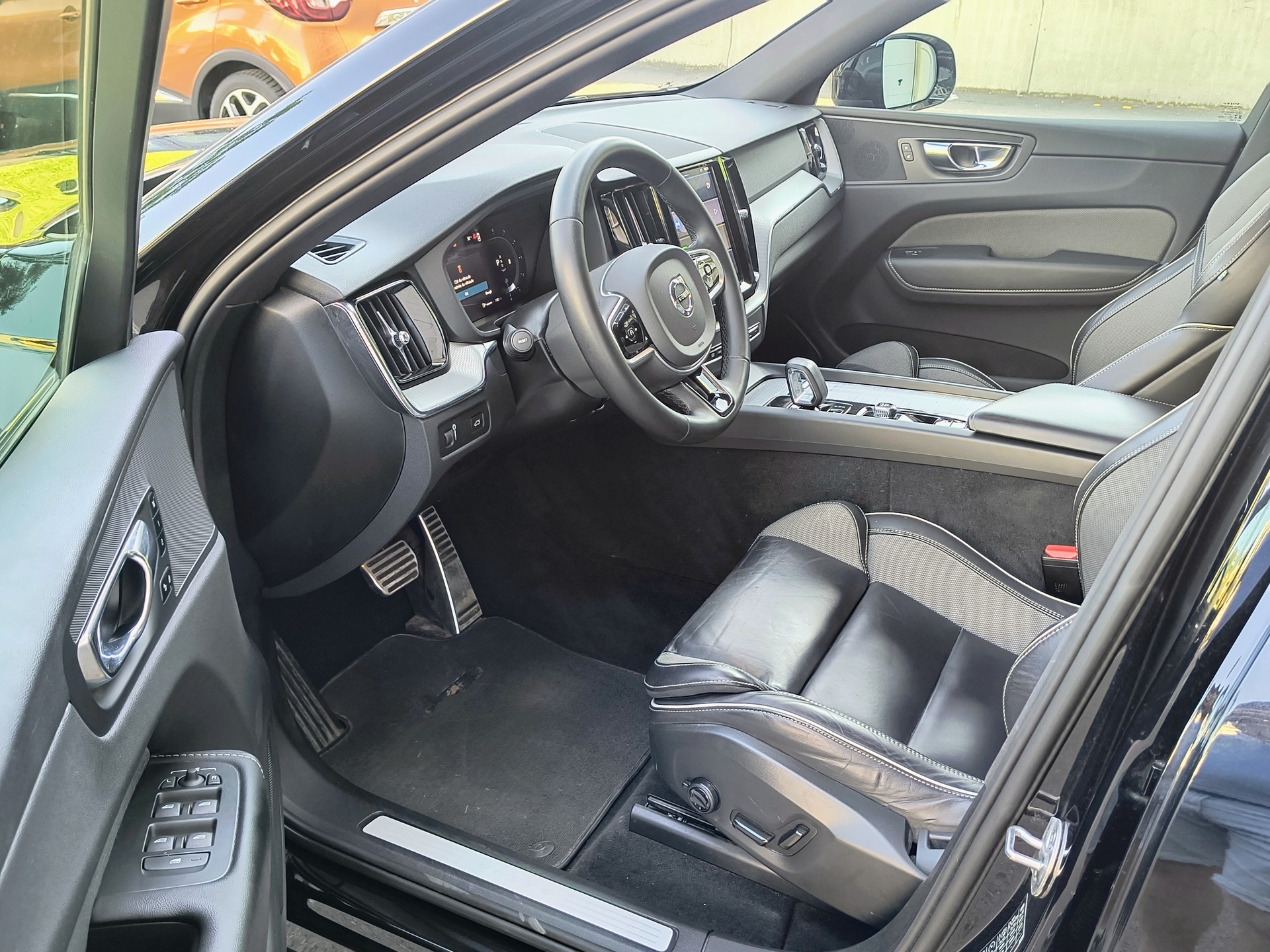 VOLVO XC60 B4 Diesel Mild Hybrid AWD R-Design Geartronic-image-8