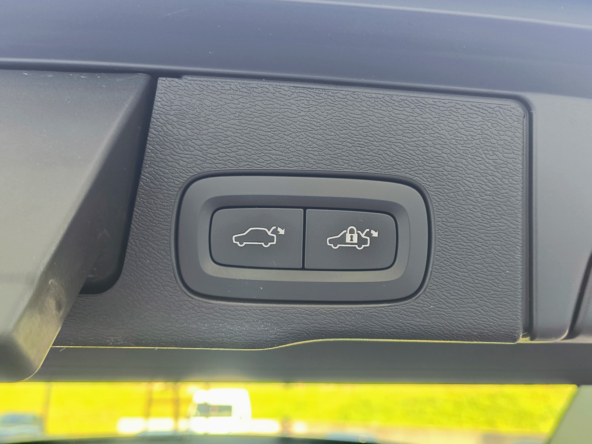 VOLVO XC60 B4 Diesel Mild Hybrid AWD R-Design Geartronic-image-15