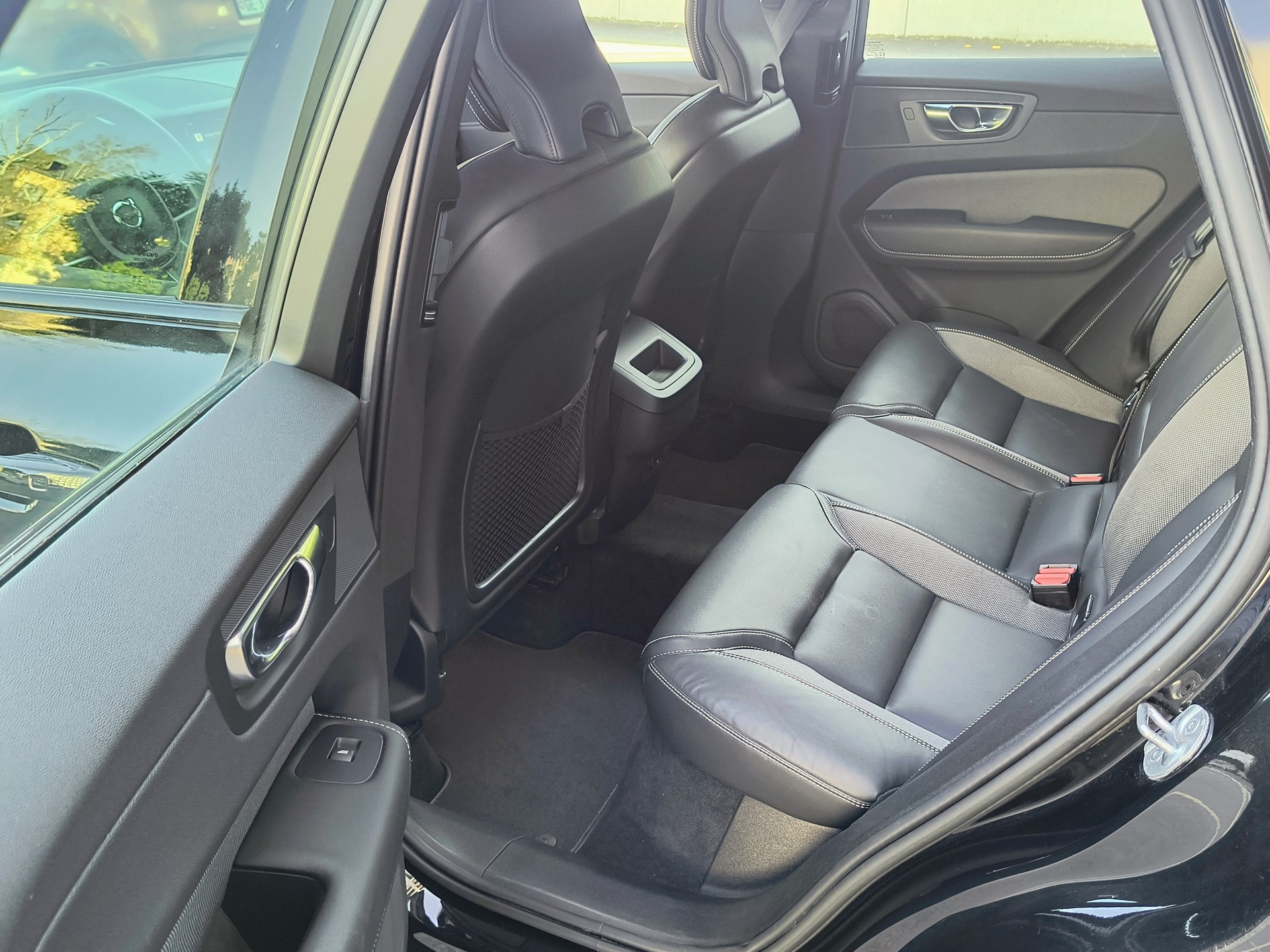VOLVO XC60 B4 Diesel Mild Hybrid AWD R-Design Geartronic-image-12