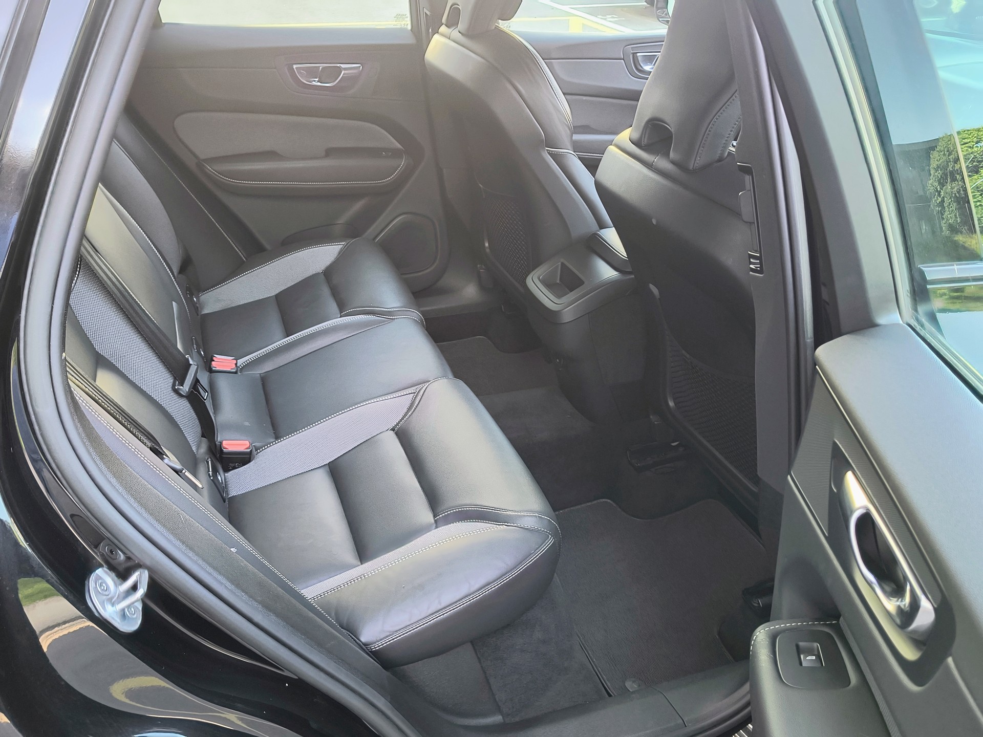 VOLVO XC60 B4 Diesel Mild Hybrid AWD R-Design Geartronic-image-13