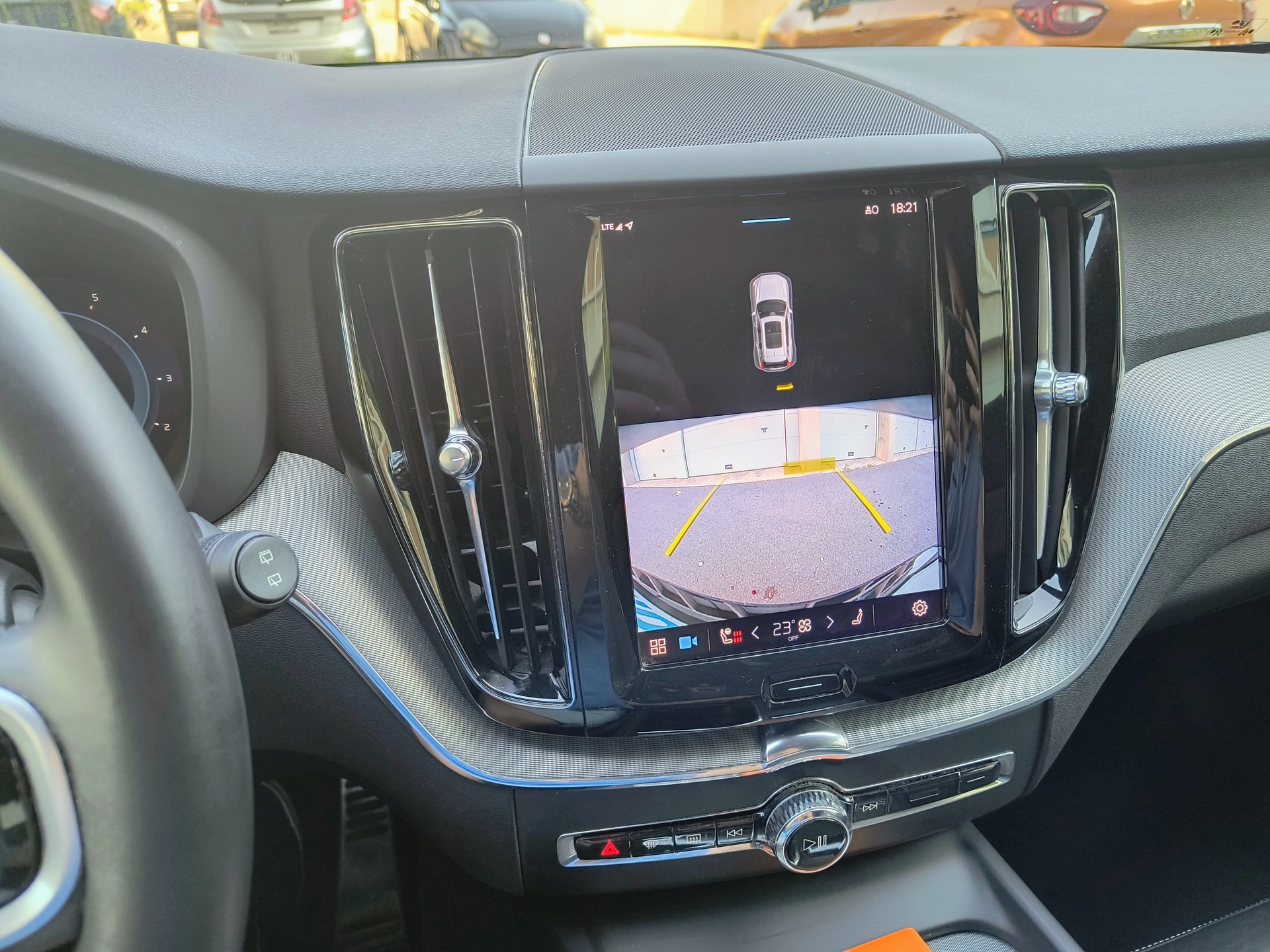 VOLVO XC60 B4 Diesel Mild Hybrid AWD R-Design Geartronic-image-10