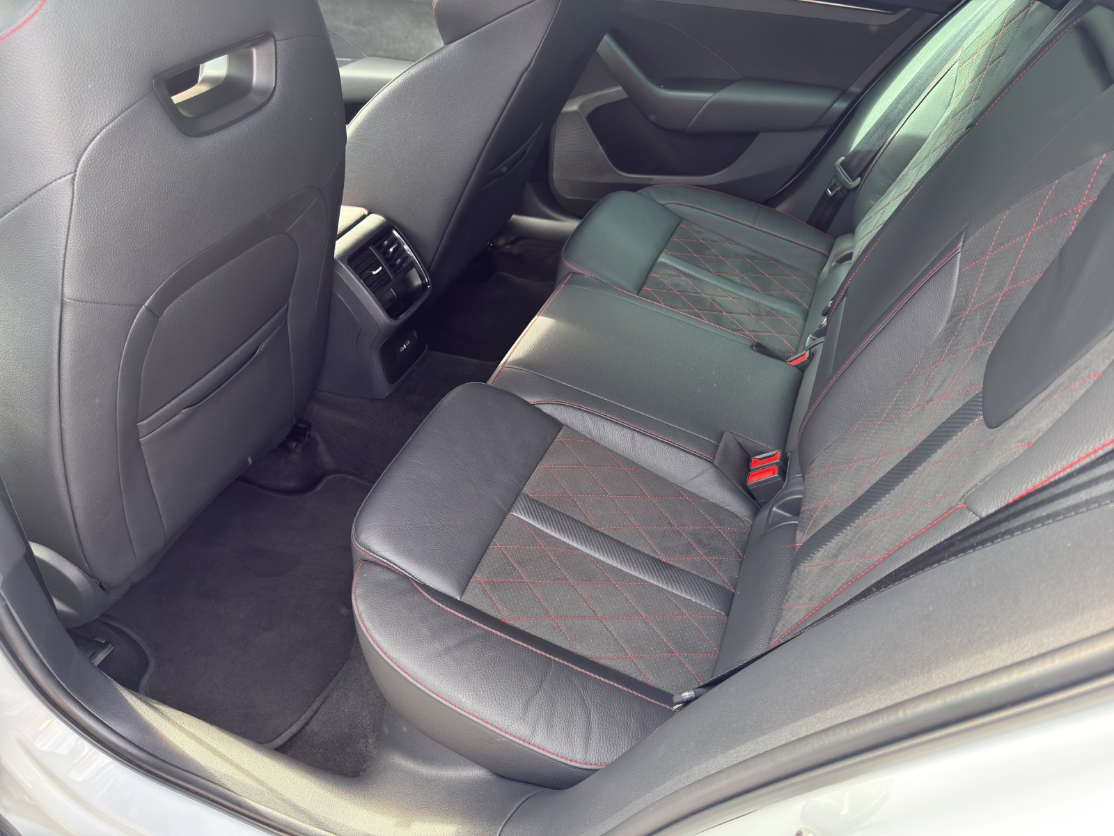 SKODA Octavia Combi 2.0 TSI DSG RS-image-11