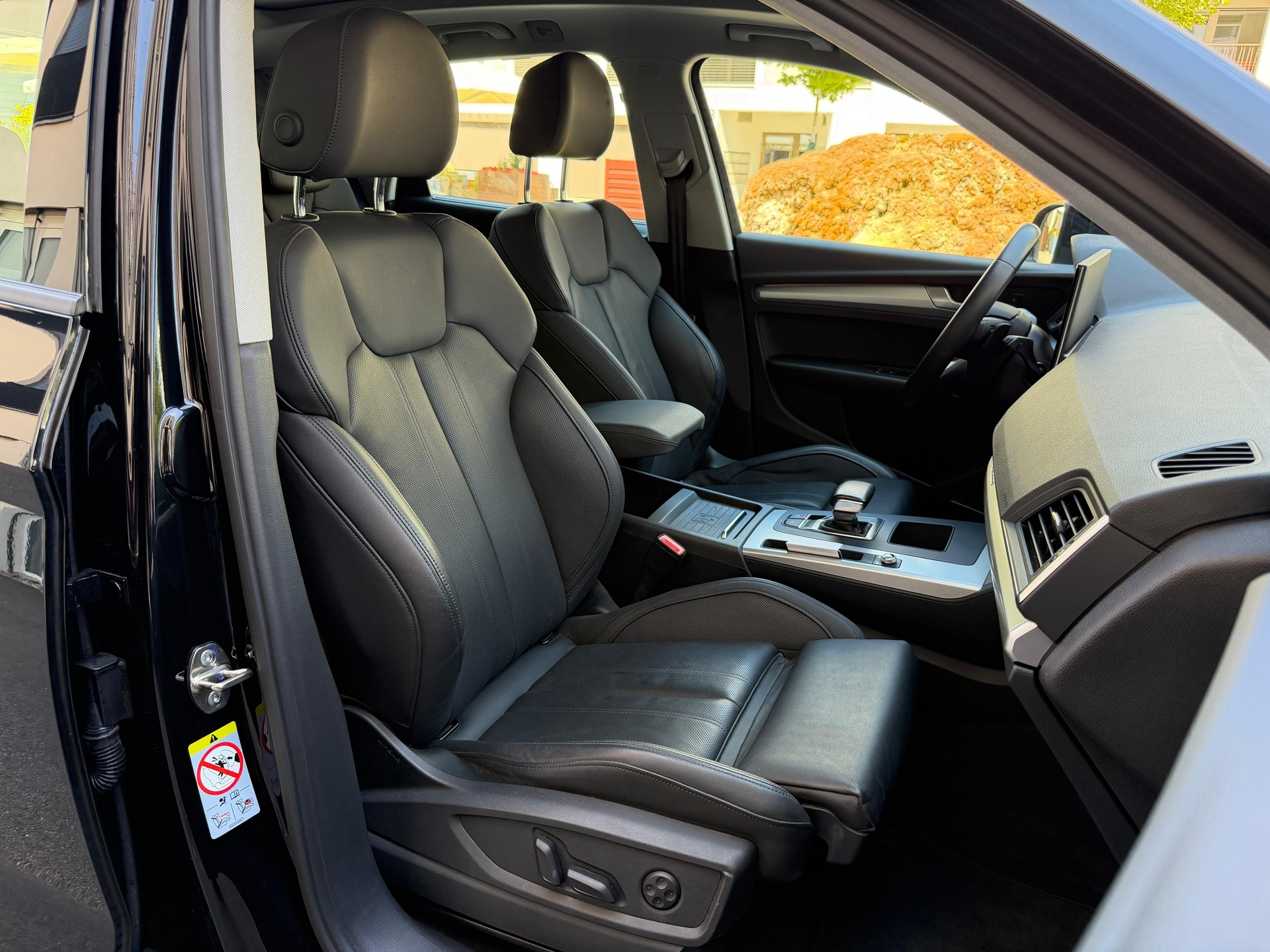 AUDI Q5 40 TDI quattro S-tronic-image-18