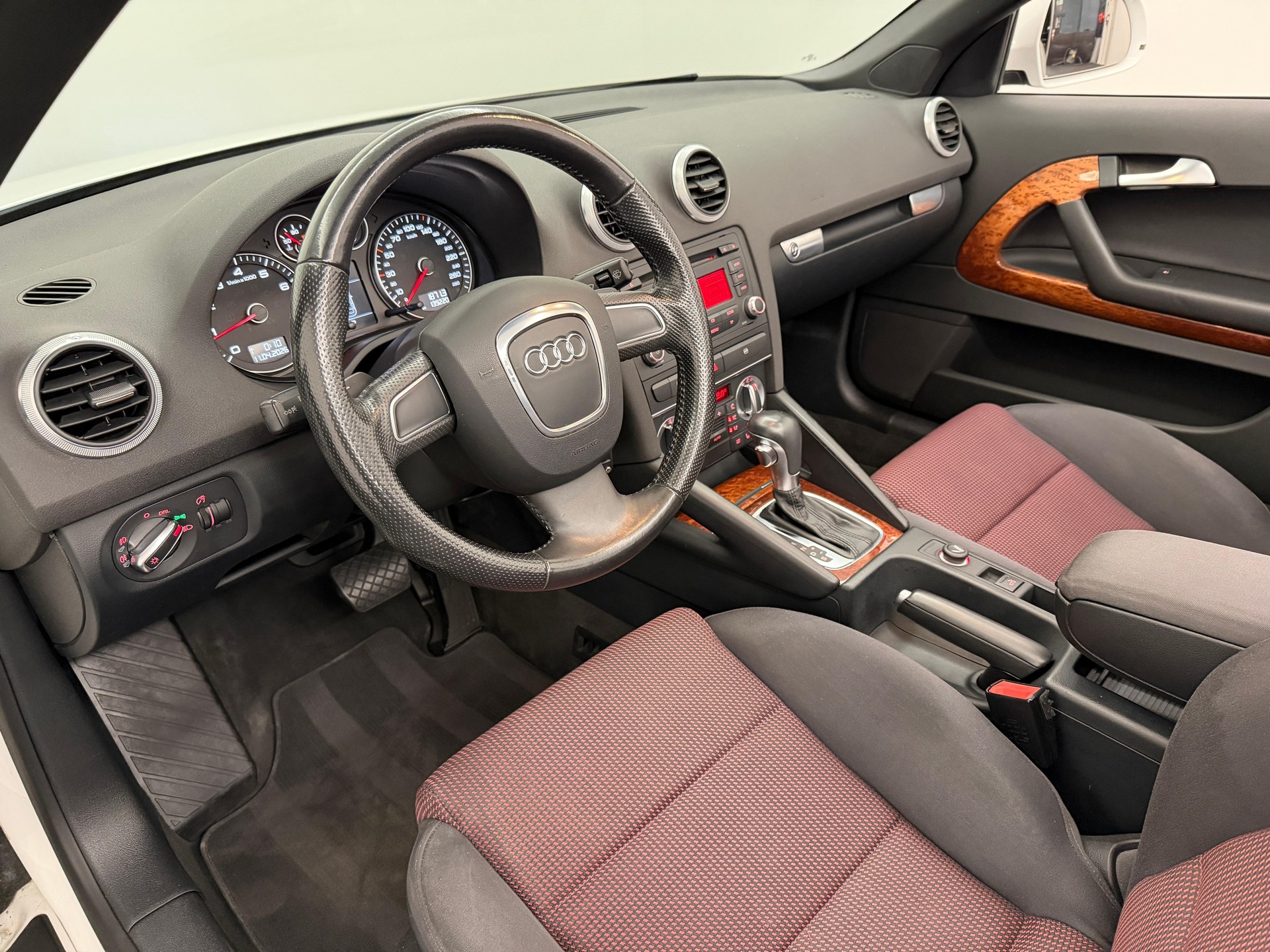 AUDI A3 Cabriolet 2.0 16V T FSI Ambition S-Tr-image-12
