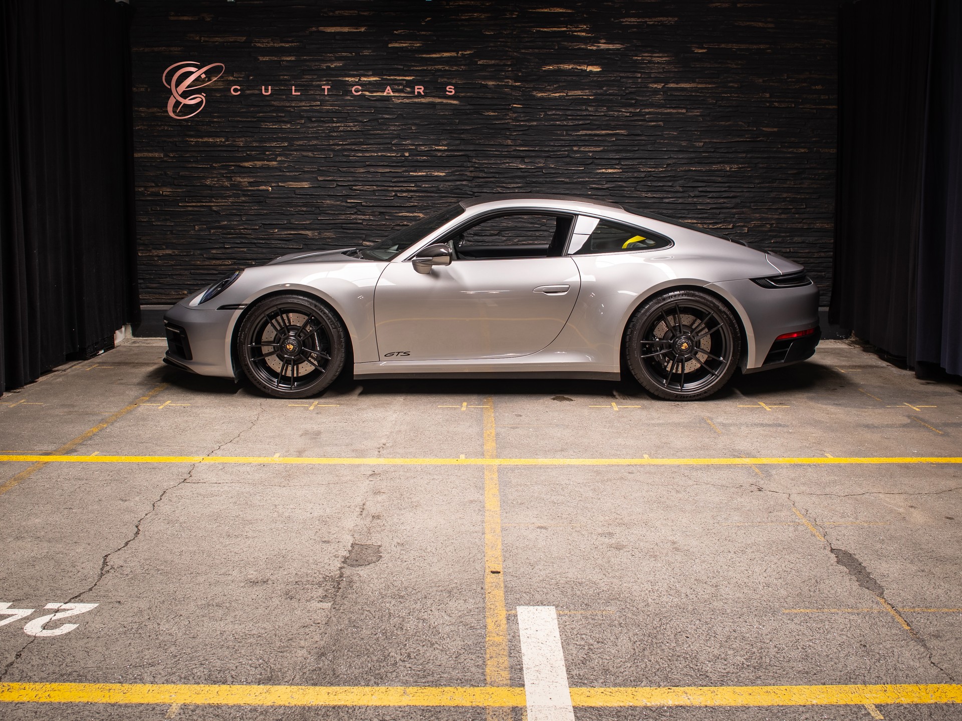 PORSCHE 911 Carrera 4 GTS PDK-image-1
