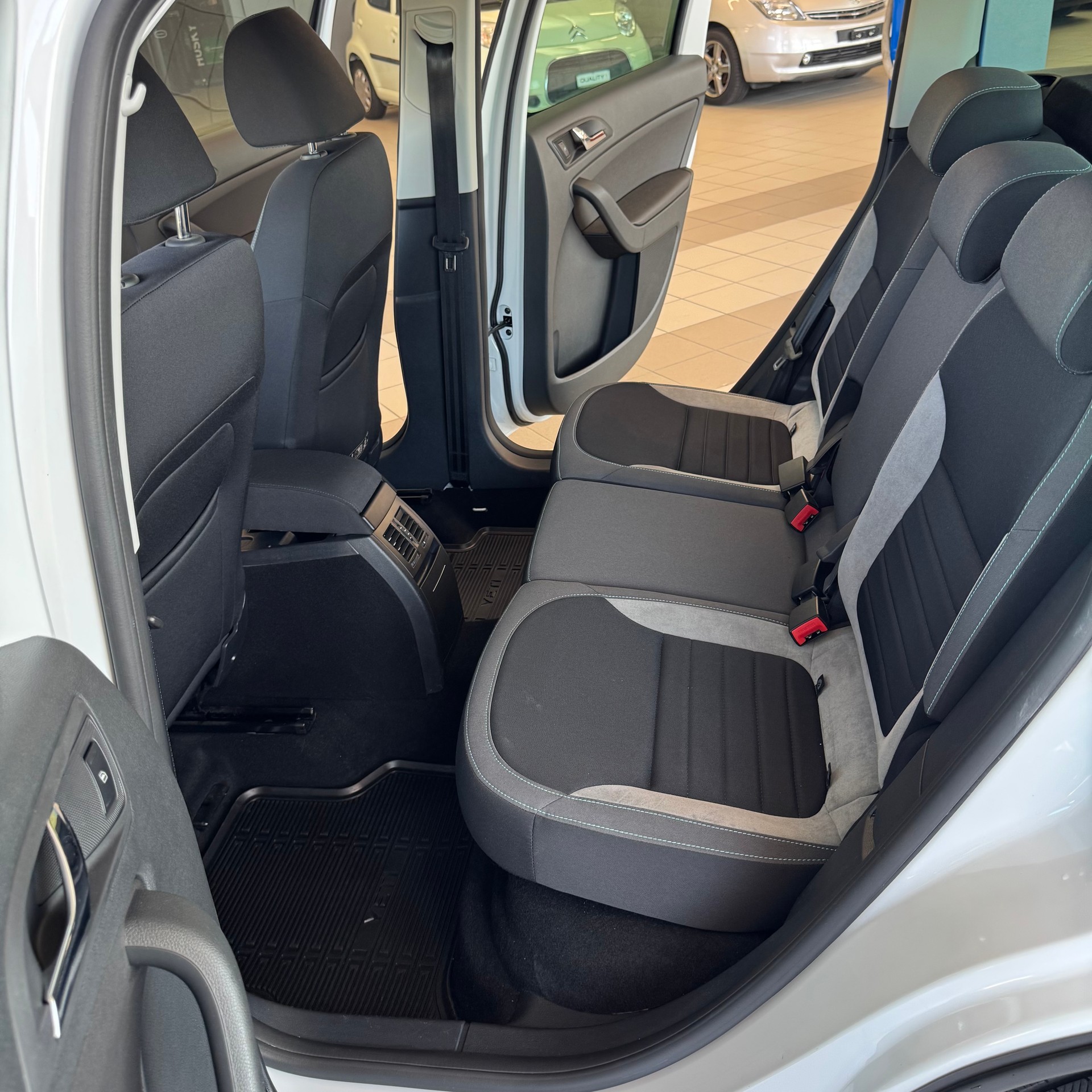SKODA Yeti 1.4 TSI Swiss Joy DSG 4x2-image-17