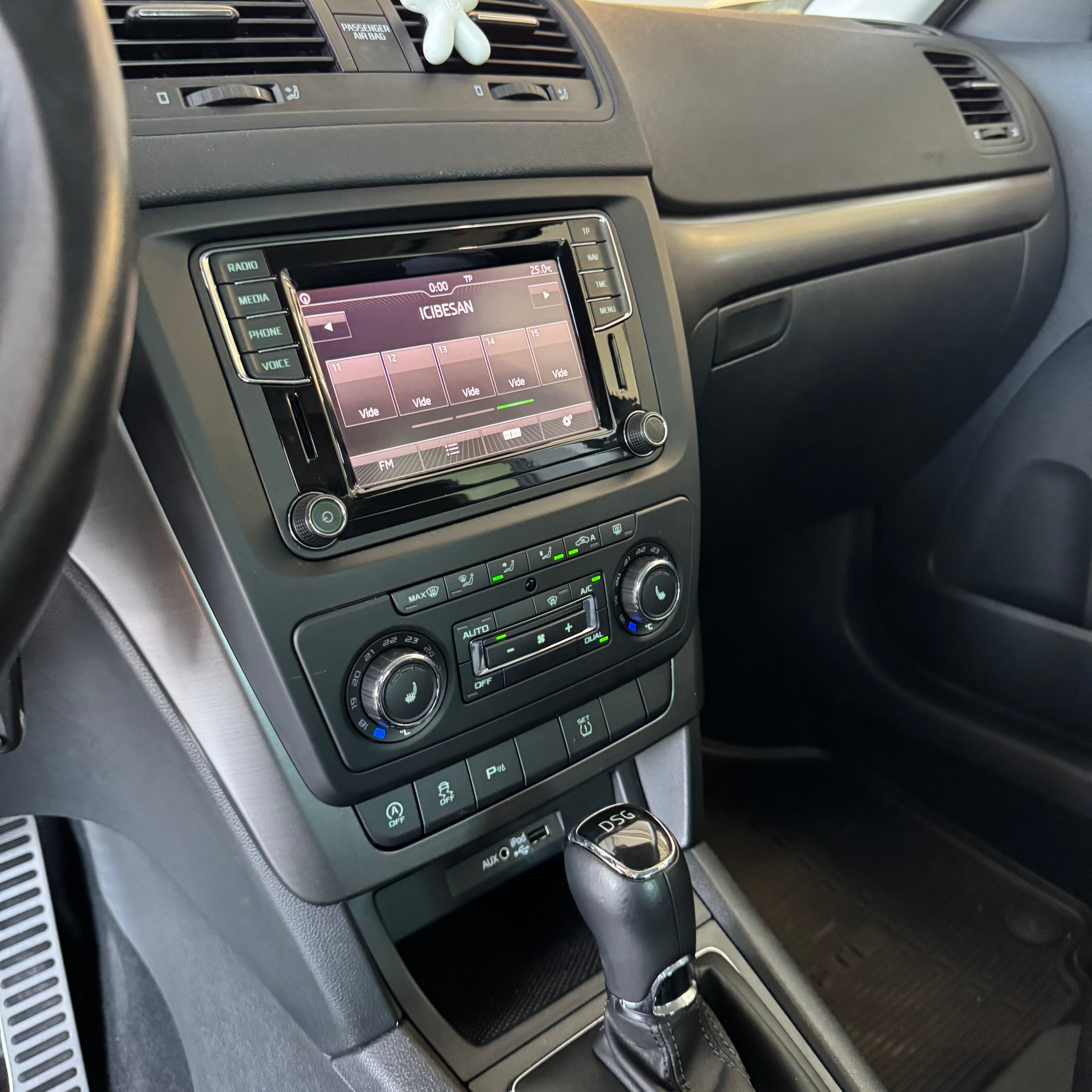 SKODA Yeti 1.4 TSI Swiss Joy DSG 4x2-image-25