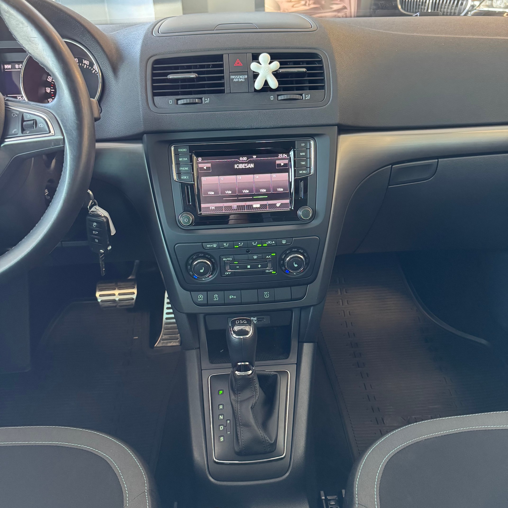 SKODA Yeti 1.4 TSI Swiss Joy DSG 4x2-image-22