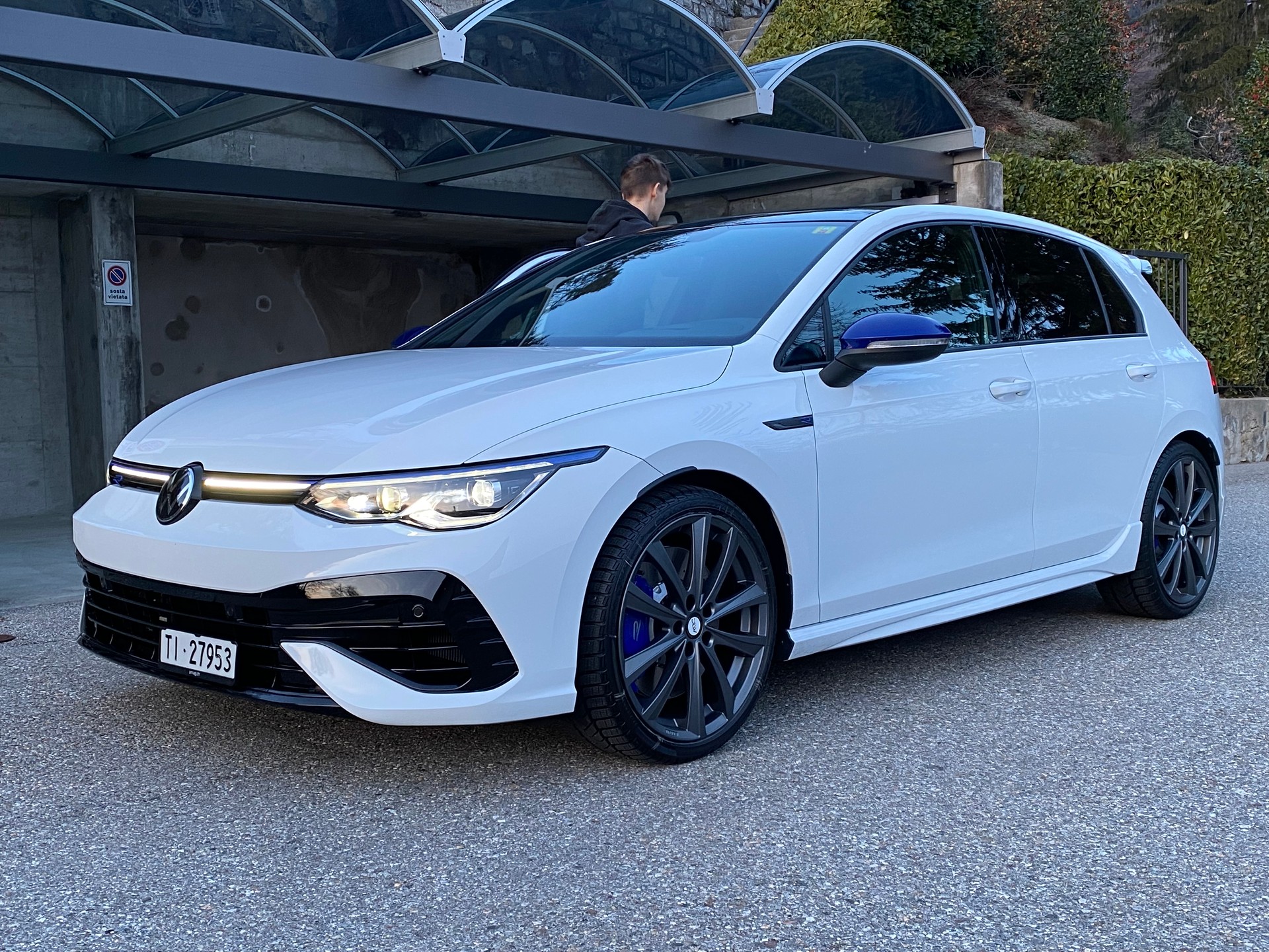 VW 2.0 TSI R 20 Years DSG 4motion-image-1