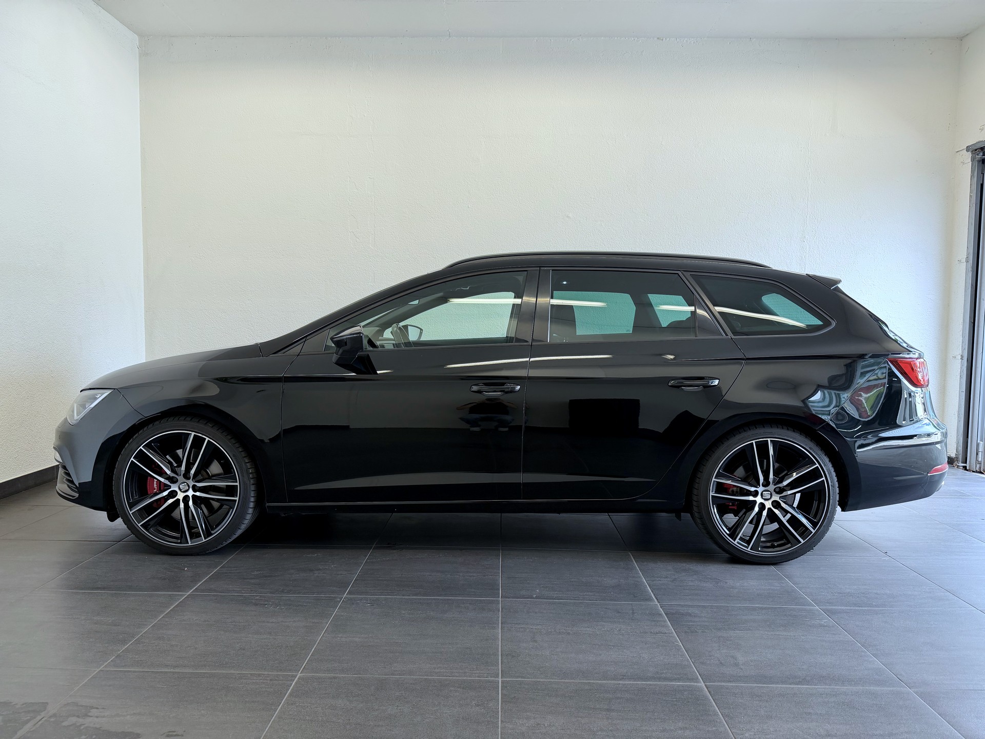 SEAT Leon ST 2.0 TSI Cupra 300 4 Drive DSG-image-6