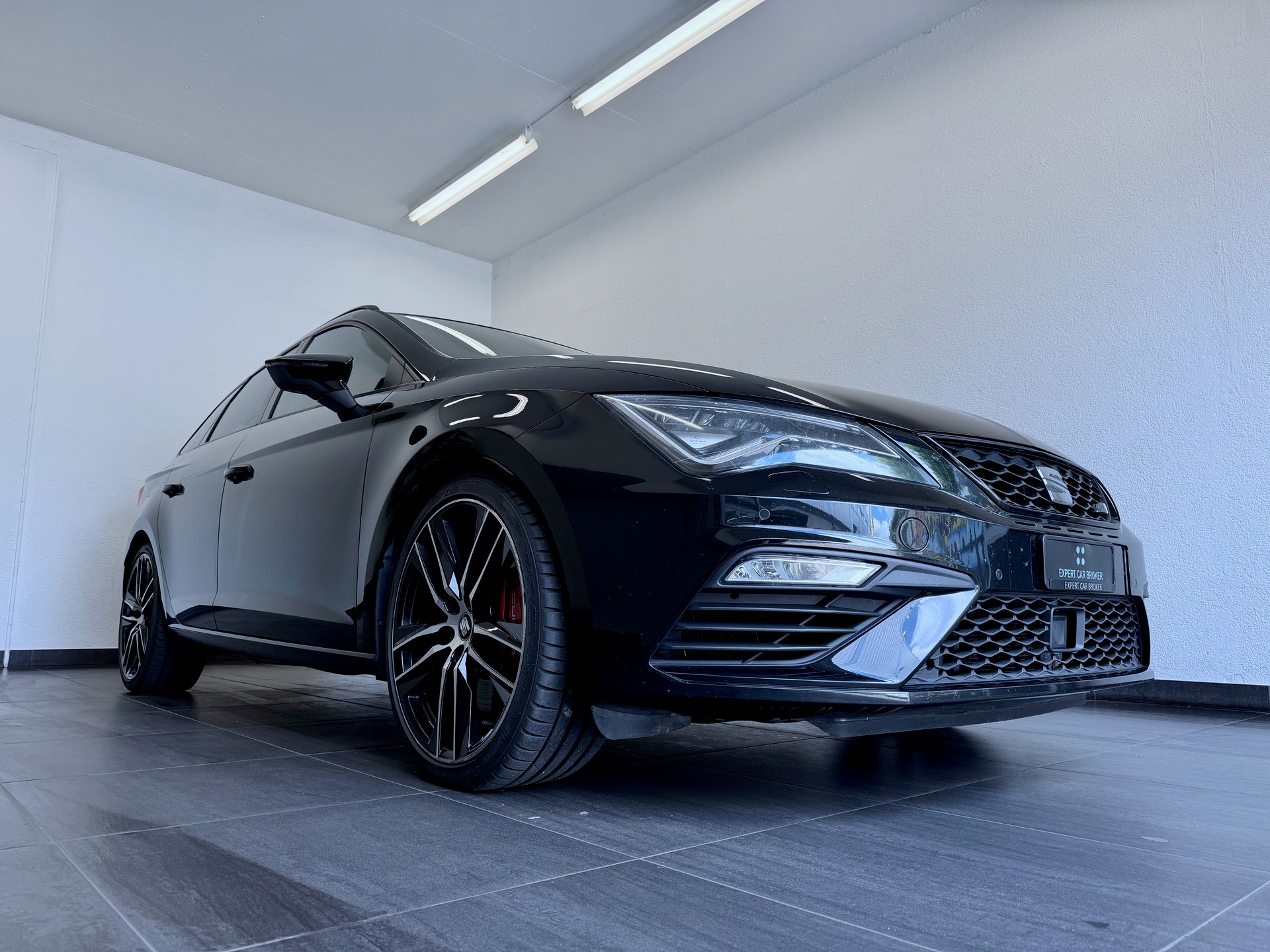 SEAT Leon ST 2.0 TSI Cupra 300 4 Drive DSG-image-2