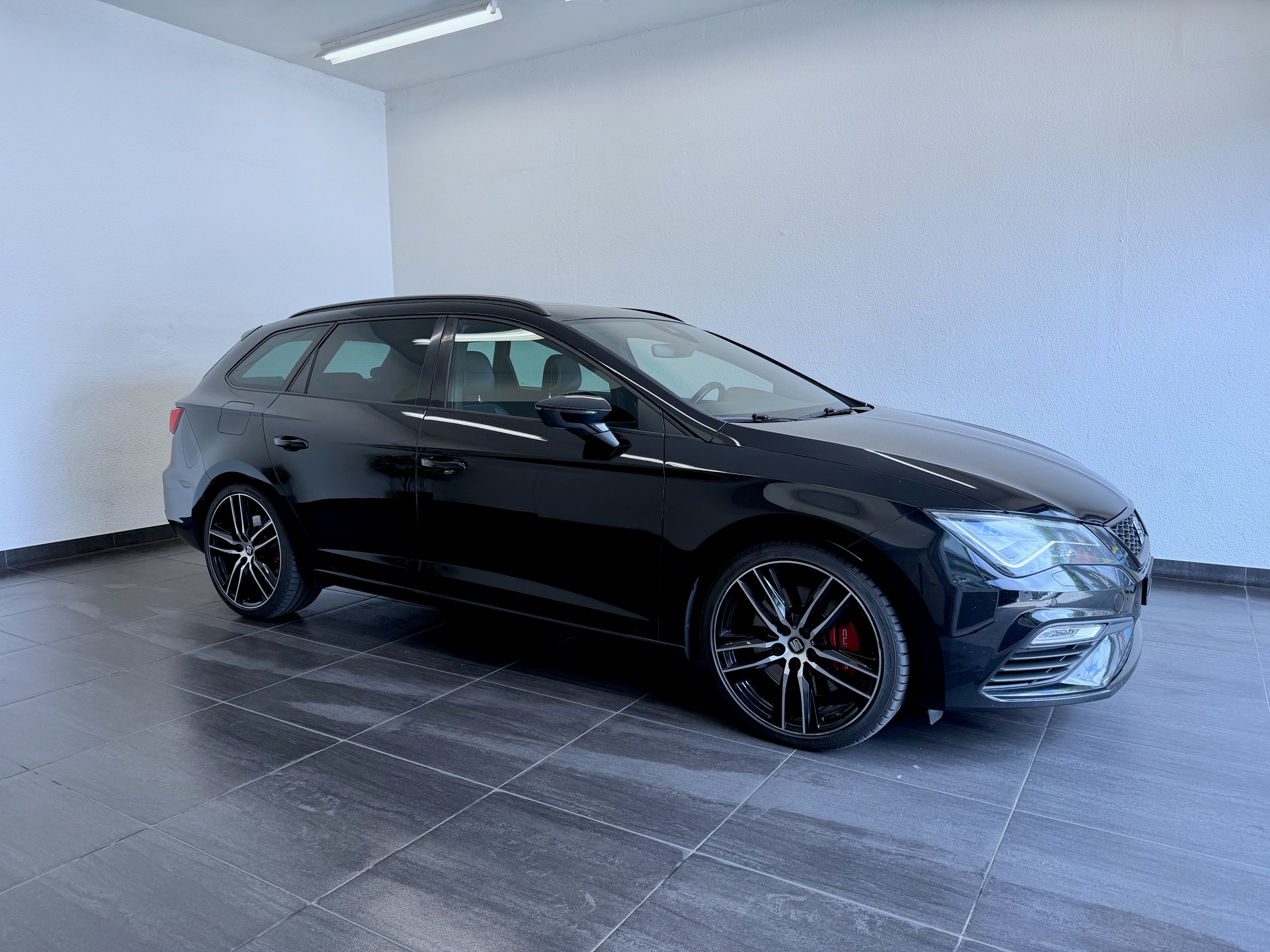 SEAT Leon ST 2.0 TSI Cupra 300 4 Drive DSG-image-0