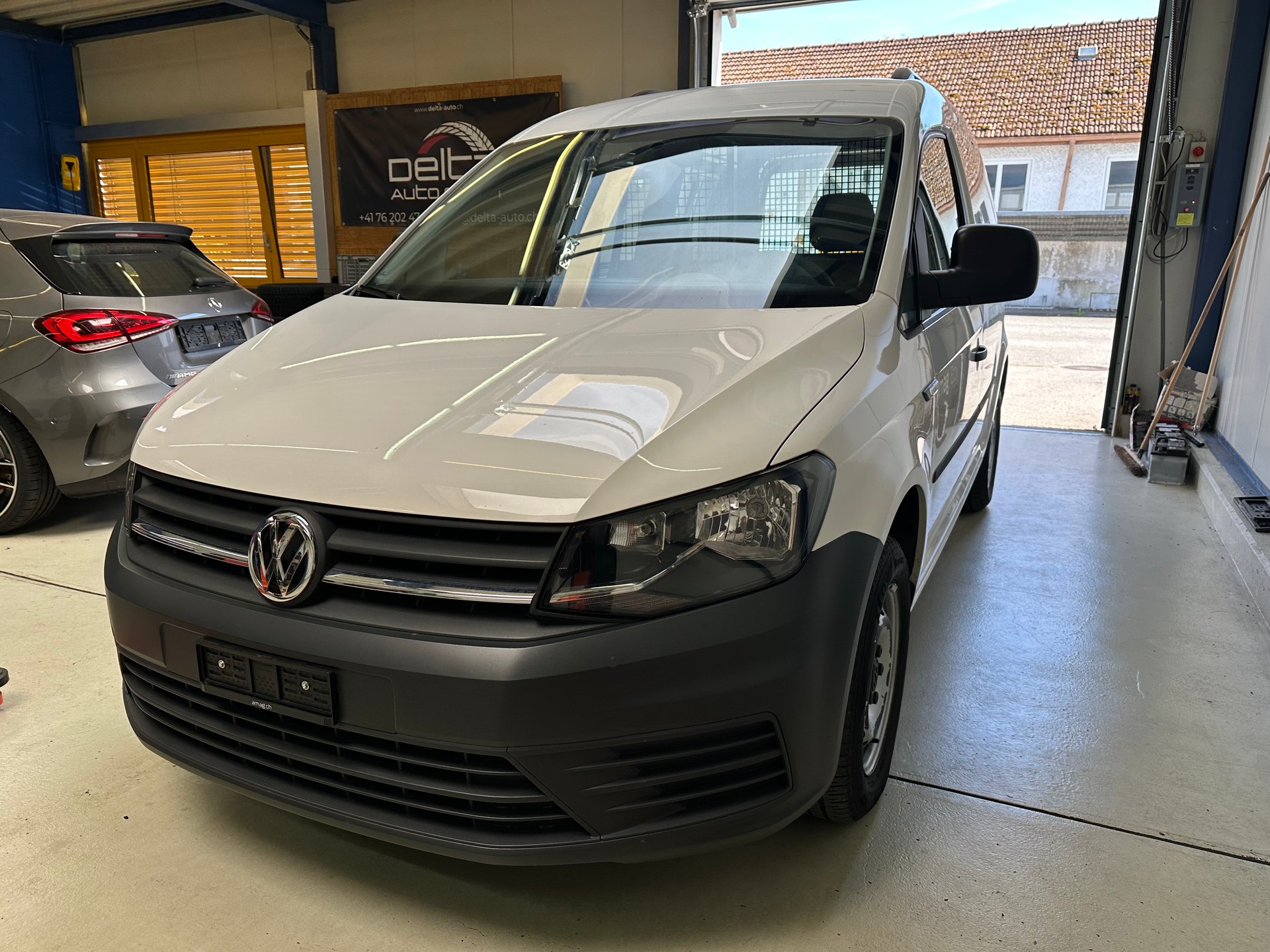 VW Caddy 2.0TDI BlueMotion Technology-image-2
