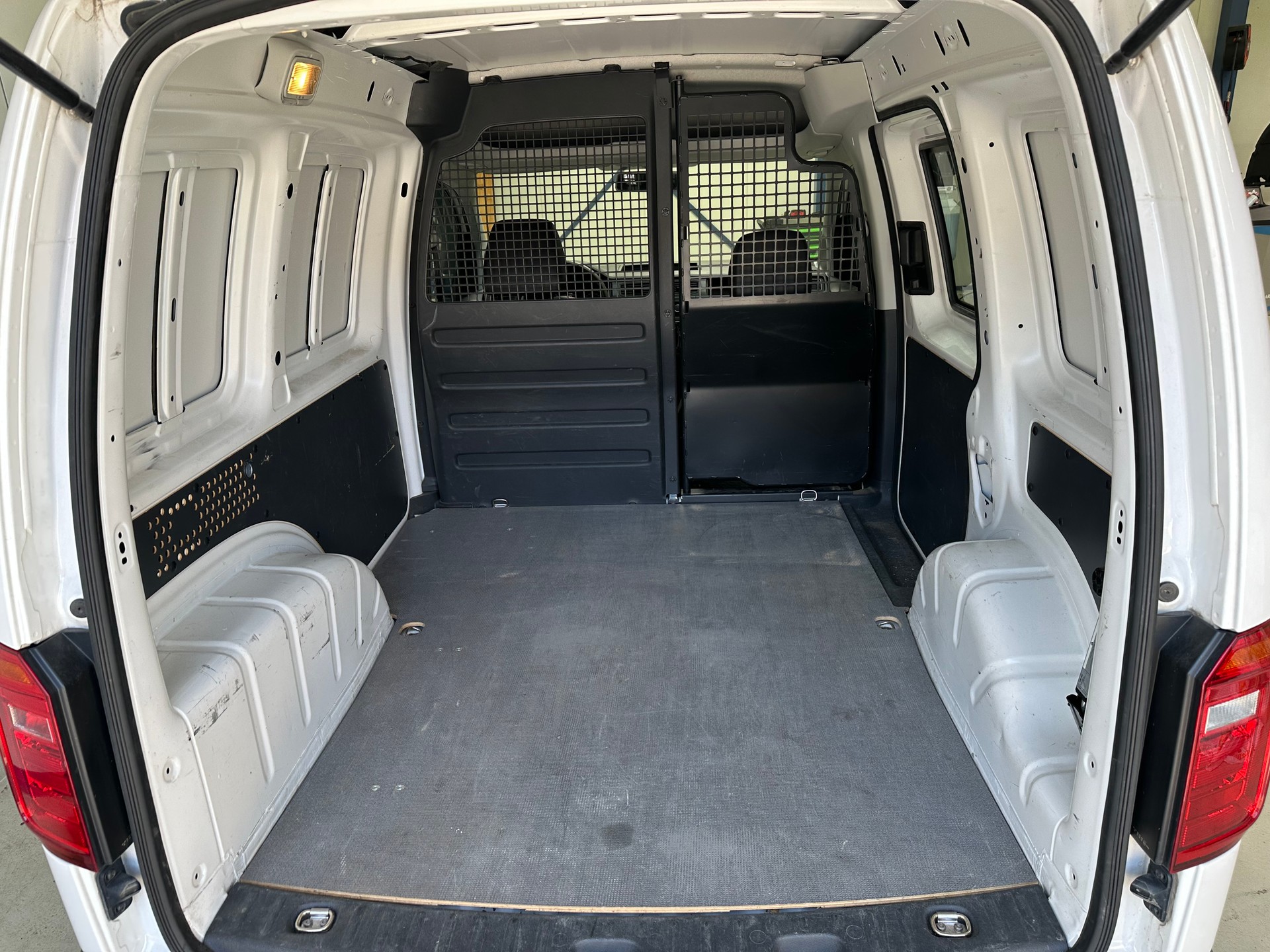 VW Caddy 2.0TDI BlueMotion Technology-image-5